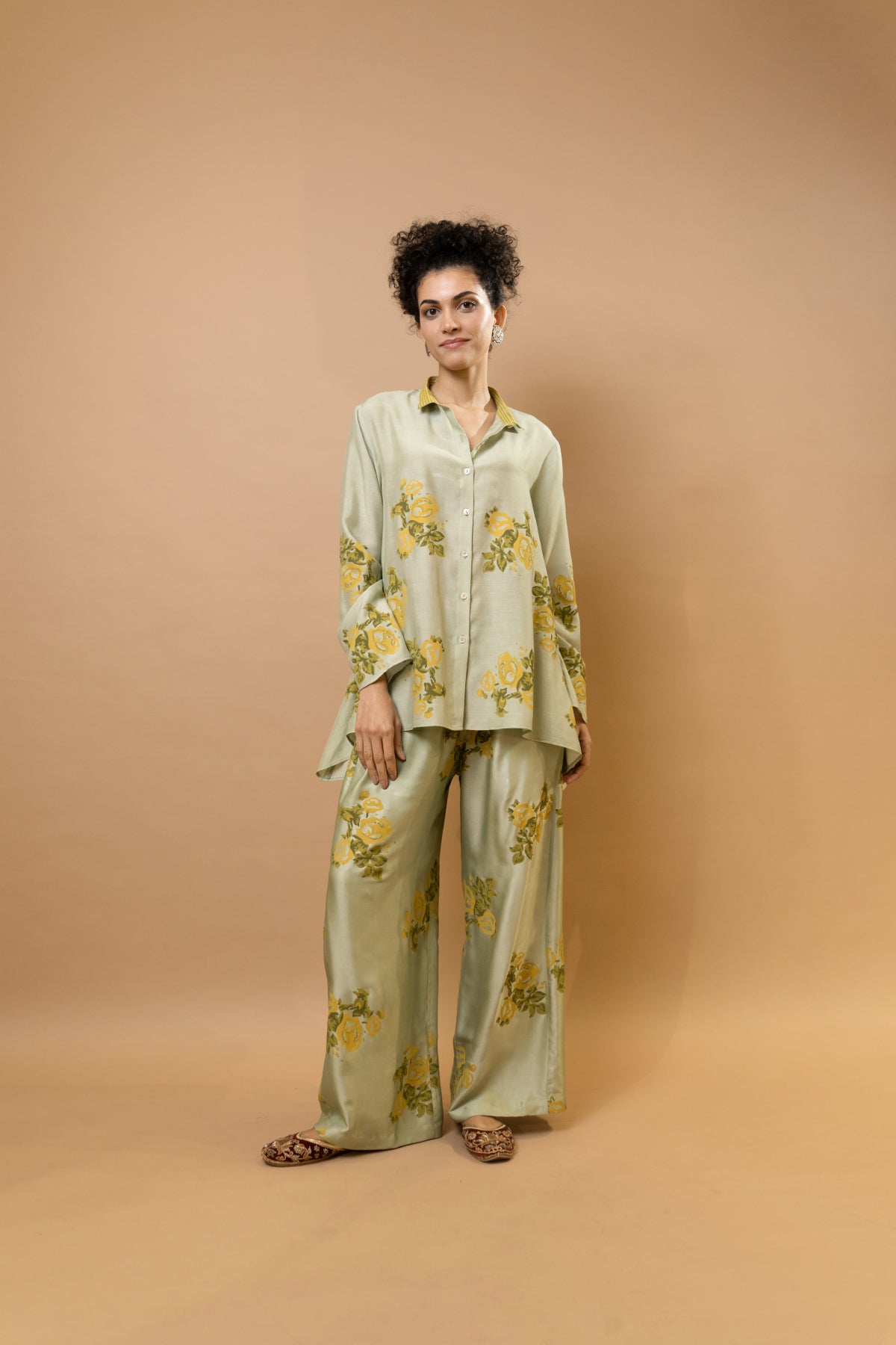 Pistag rosettes block-printed asymmetrical hem shirt