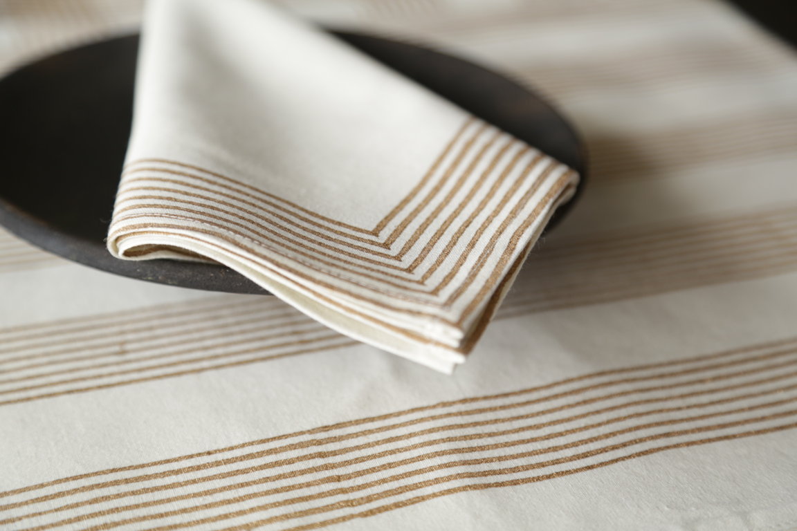 Linija Placemat And Angelu Gold Dinner Napkin (Set Of 4)