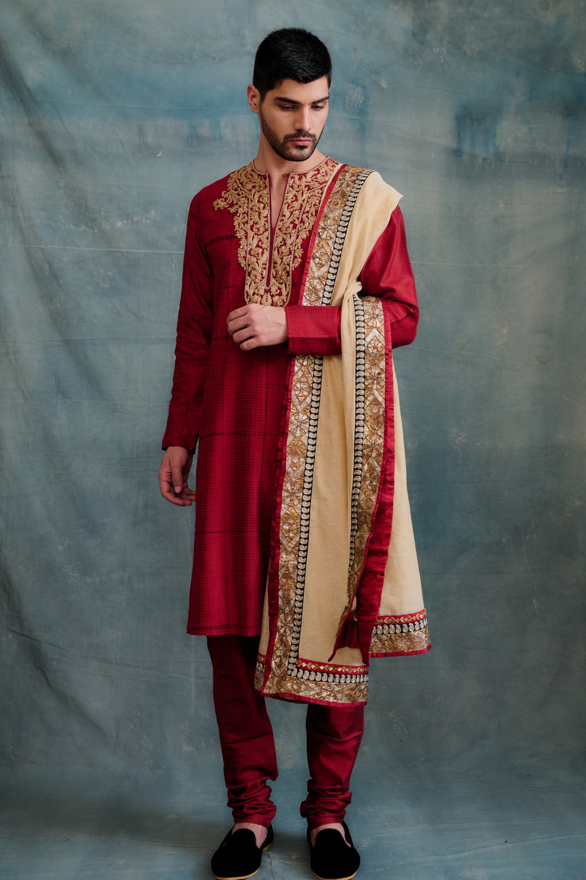 Red block pitnted gold embroider kurta set